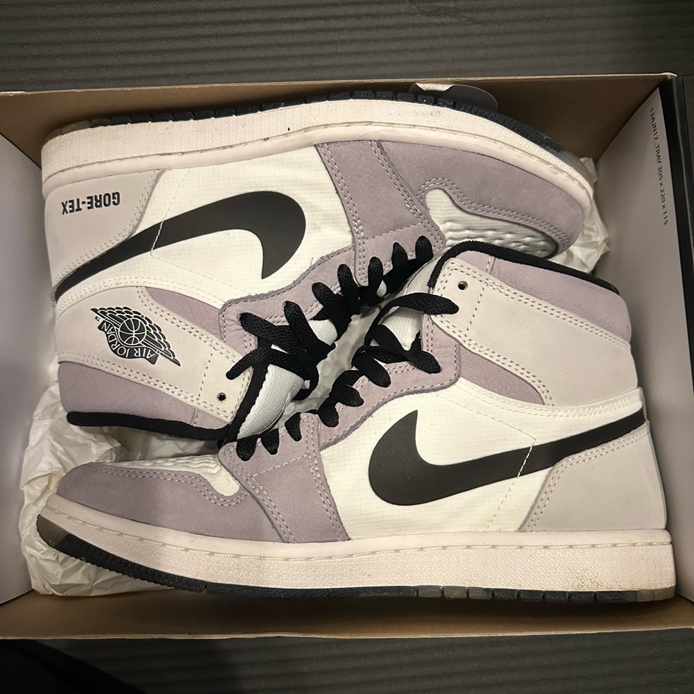 Air Jordan 1 Element- water proof 
Size 7.5M / 9W